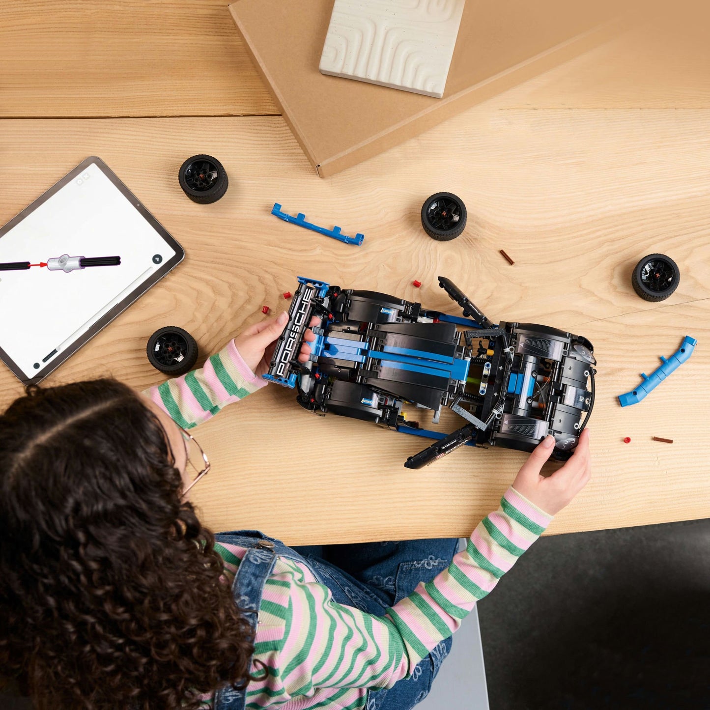 LEGO® Technic Porsche GT4 e-Performance Yarış Arabası Oyuncağı 42176